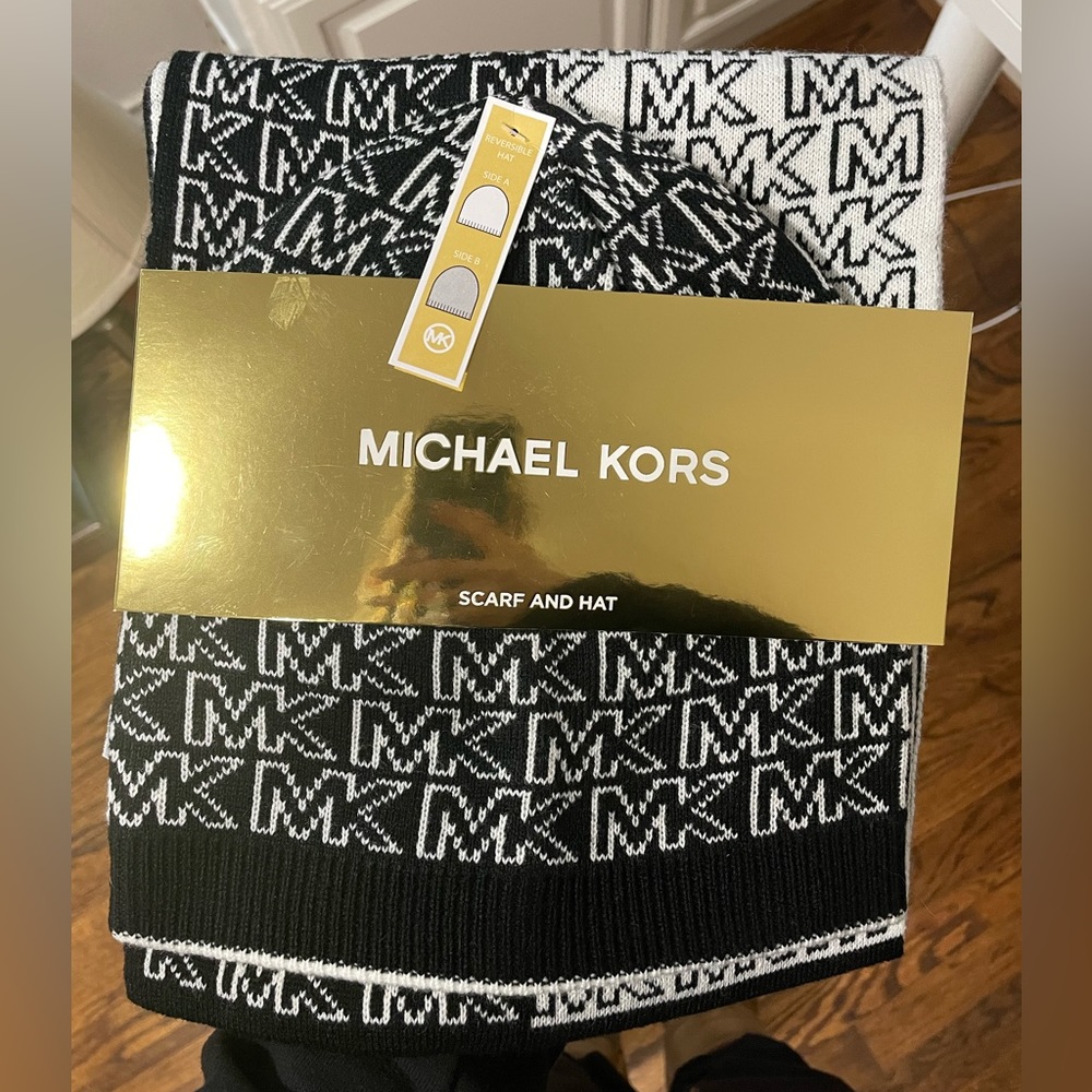 Michael Kors Scarf and Reversible Hat Set (Black / White)